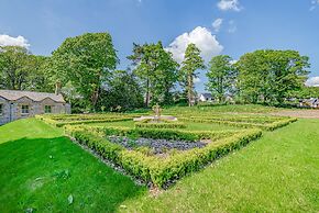The Lucy Suite Stone Cross Mansion