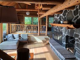 Beautiful Log Cabin on Saganaga Lake