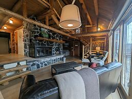 Beautiful Log Cabin on Saganaga Lake