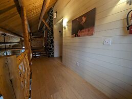 Beautiful Log Cabin on Saganaga Lake