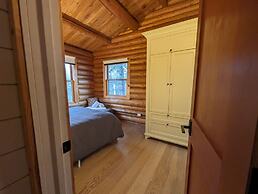 Beautiful Log Cabin on Saganaga Lake