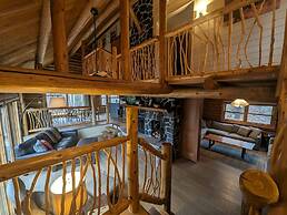 Beautiful Log Cabin on Saganaga Lake