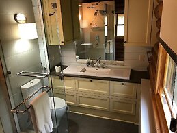 Beautiful Log Cabin on Saganaga Lake