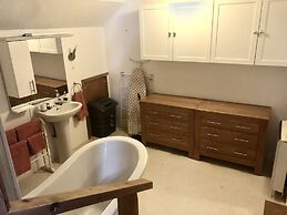 Quirky Loft Apartment in Paignton With sea Views