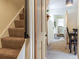 Lovely Period Cottage Sleeps 4 Resting in Torquay