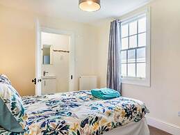 Lovely Period Cottage Sleeps 4 Resting in Torquay