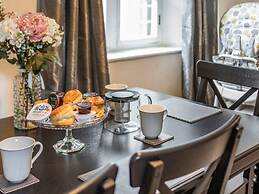 Lovely Period Cottage Sleeps 4 Resting in Torquay