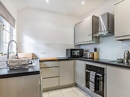 Lovely Period Cottage Sleeps 4 Resting in Torquay