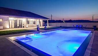 Nimar Luxury Villa - Private Swimming Pool