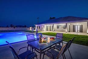 Nimar Luxury Villa - Private Swimming Pool