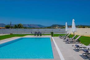 Nimar Luxury Villa - Private Swimming Pool