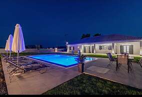 Nimar Luxury Villa - Private Swimming Pool