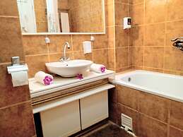 Near Lake, With View, Center