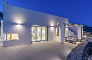 Luxury Villa With Pool And Sea View..!