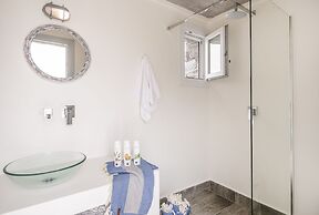 Luxury Villa With Pool And Sea View..!