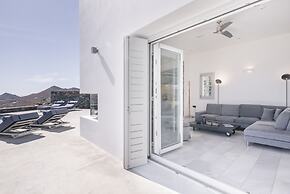 Luxury Villa With Pool And Sea View..!