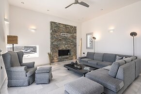 Luxury Villa With Pool And Sea View..!