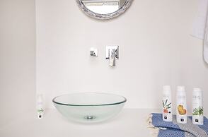 Luxury Villa With Pool And Sea View..!