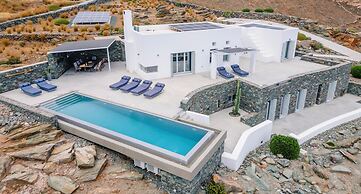 Luxury Villa With Pool And Sea View