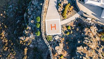 Luxury Villa With Pool And Sea View..!