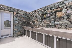 Luxury Villa With Pool And Sea View..!