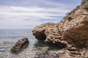 Luxury Villa With Pool And Sea View..!