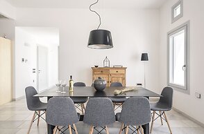 Luxury Villa With Pool And Sea View..!