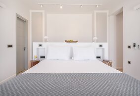 Luxury Villa With Pool And Sea View..!