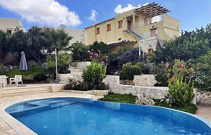 2 Apartments Sharing Garden and Pool