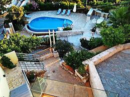 2 Apartments Sharing Garden and Pool