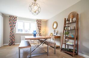 Comfortable 5 Bedroom Detached House With Parking