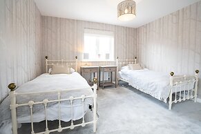 Comfortable 5 Bedroom Detached House With Parking