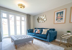 Comfortable 5 Bedroom Detached House With Parking