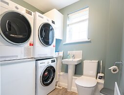 Comfortable 5 Bedroom Detached House With Parking