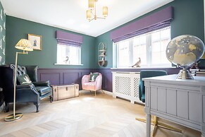 Comfortable 5 Bedroom Detached House With Parking