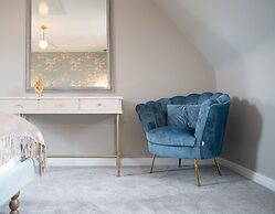 Comfortable 5 Bedroom Detached House With Parking