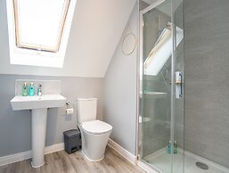 Comfortable 5 Bedroom Detached House With Parking