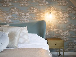 Comfortable 5 Bedroom Detached House With Parking