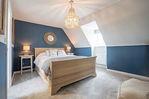 Comfortable 5 Bedroom Detached House With Parking