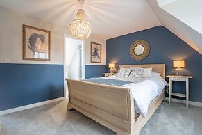 Comfortable 5 Bedroom Detached House With Parking