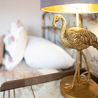 Comfortable 5 Bedroom Detached House With Parking