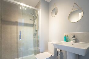 Comfortable 5 Bedroom Detached House With Parking