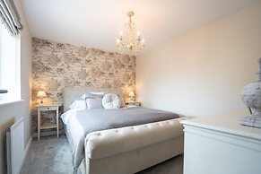 Comfortable 5 Bedroom Detached House With Parking