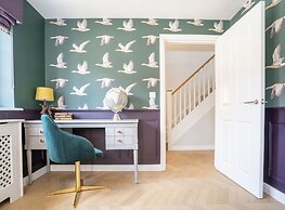 Comfortable 5 Bedroom Detached House With Parking