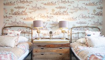 Comfortable 5 Bedroom Detached House With Parking