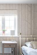 Comfortable 5 Bedroom Detached House With Parking