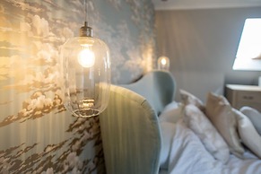 Comfortable 5 Bedroom Detached House With Parking