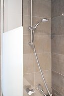 Comfortable 5 Bedroom Detached House With Parking