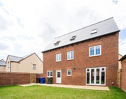 Comfortable 5 Bedroom Detached House With Parking