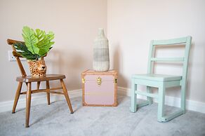 Comfortable 5 Bedroom Detached House With Parking